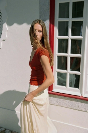 Футболка с V-образным вырезом