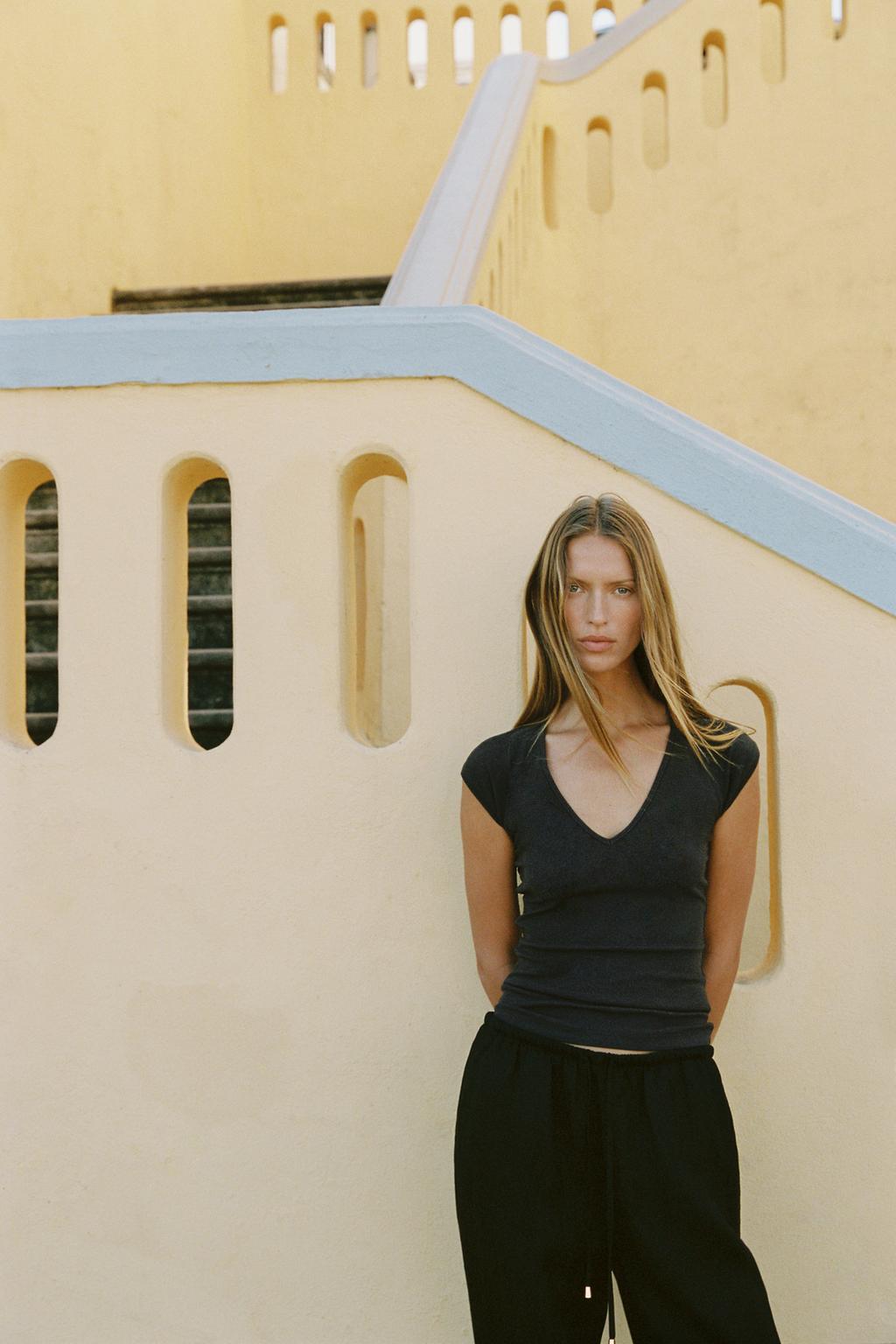 ФУТБОЛКА С V-ОБРАЗНЫМ ВЫРЕЗОМ