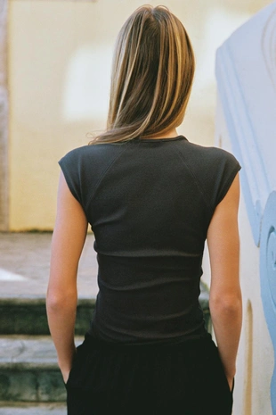 Футболка с V-образным вырезом