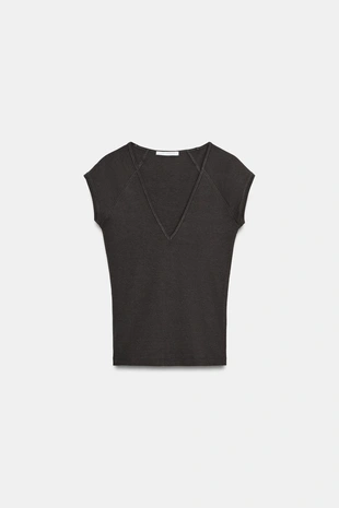 Футболка с V-образным вырезом