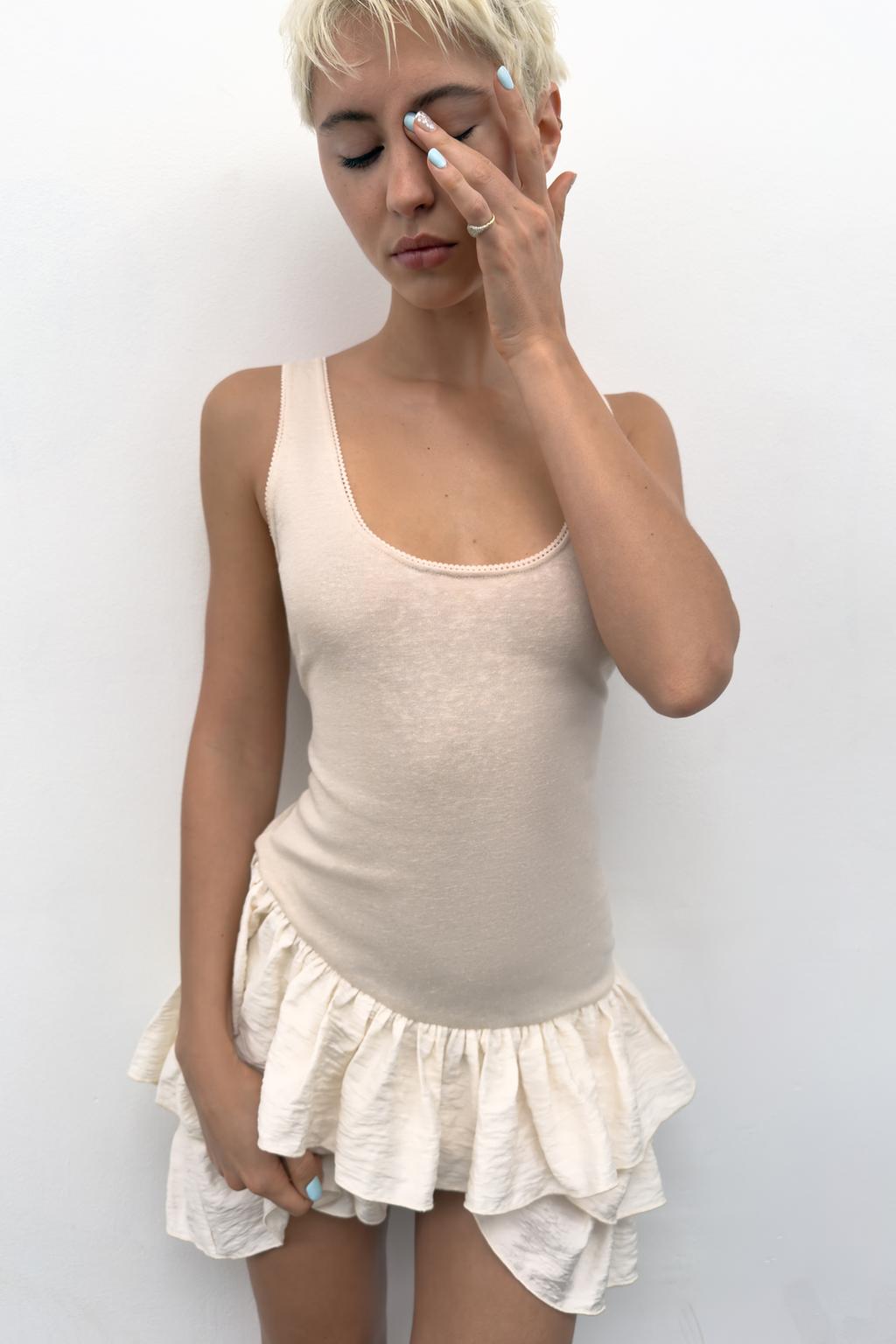 КОРОТКОЕ ПЛАТЬЕ С ВОЛАНАМИ