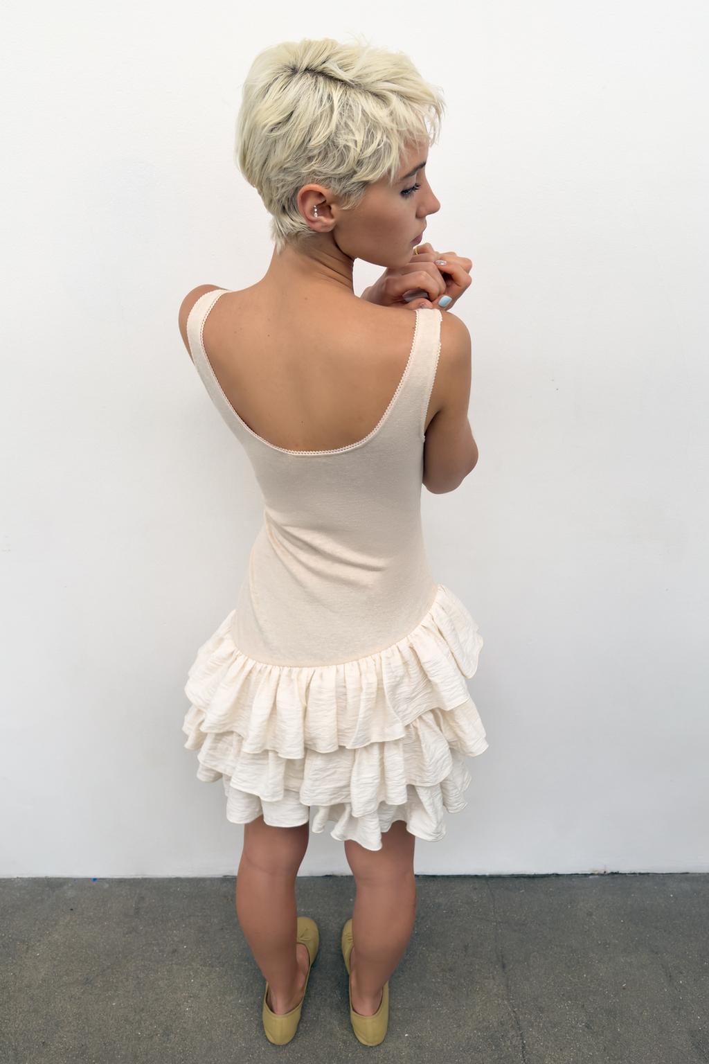 КОРОТКОЕ ПЛАТЬЕ С ВОЛАНАМИ