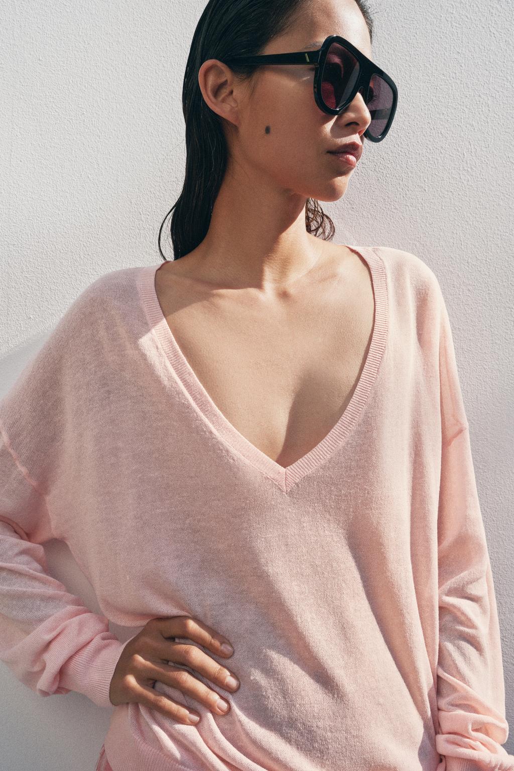 ДЖЕМПЕР ТОНКОЙ ВЯЗКИ С V-ОБРАЗНЫМ ВЫРЕЗОМ