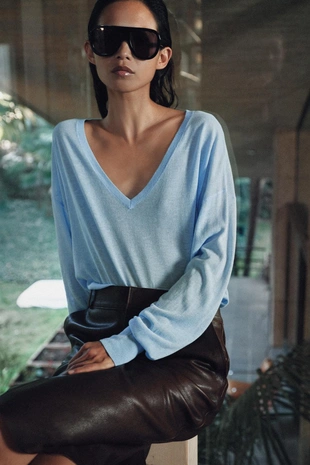 Тонкий джемпер с V-образным вырезом