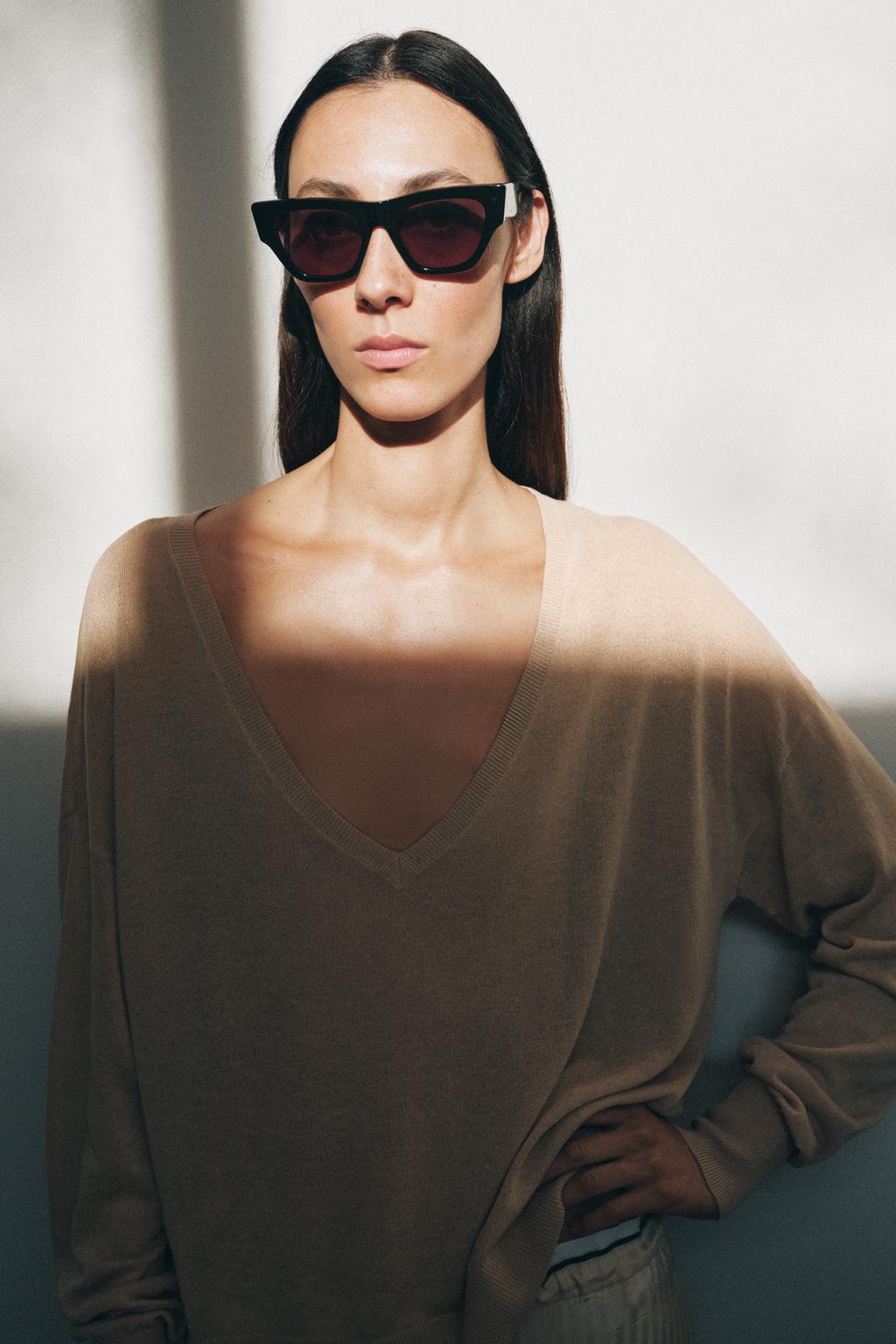 ДЖЕМПЕР ТОНКОЙ ВЯЗКИ С V-ОБРАЗНЫМ ВЫРЕЗОМ