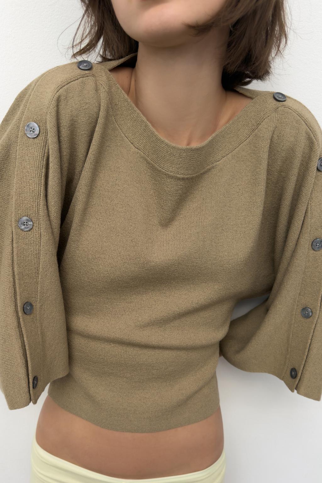 СВИТЕР С РУКАВАМИ-КРЫЛЫШКАМИ И ПУГОВИЦАМИ