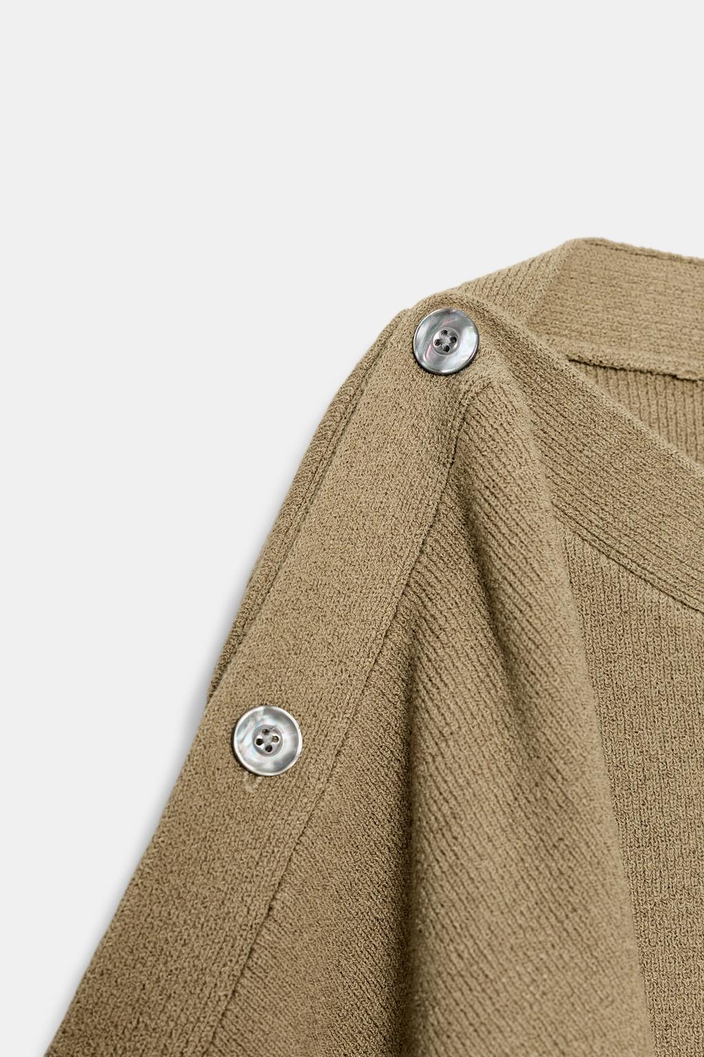 СВИТЕР С РУКАВАМИ-КРЫЛЫШКАМИ И ПУГОВИЦАМИ