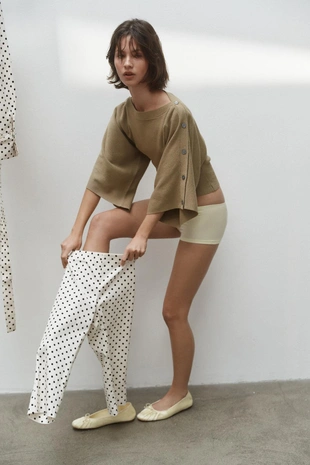 Свитер с рукавами-крылышками и пуговицами- Заказать в России