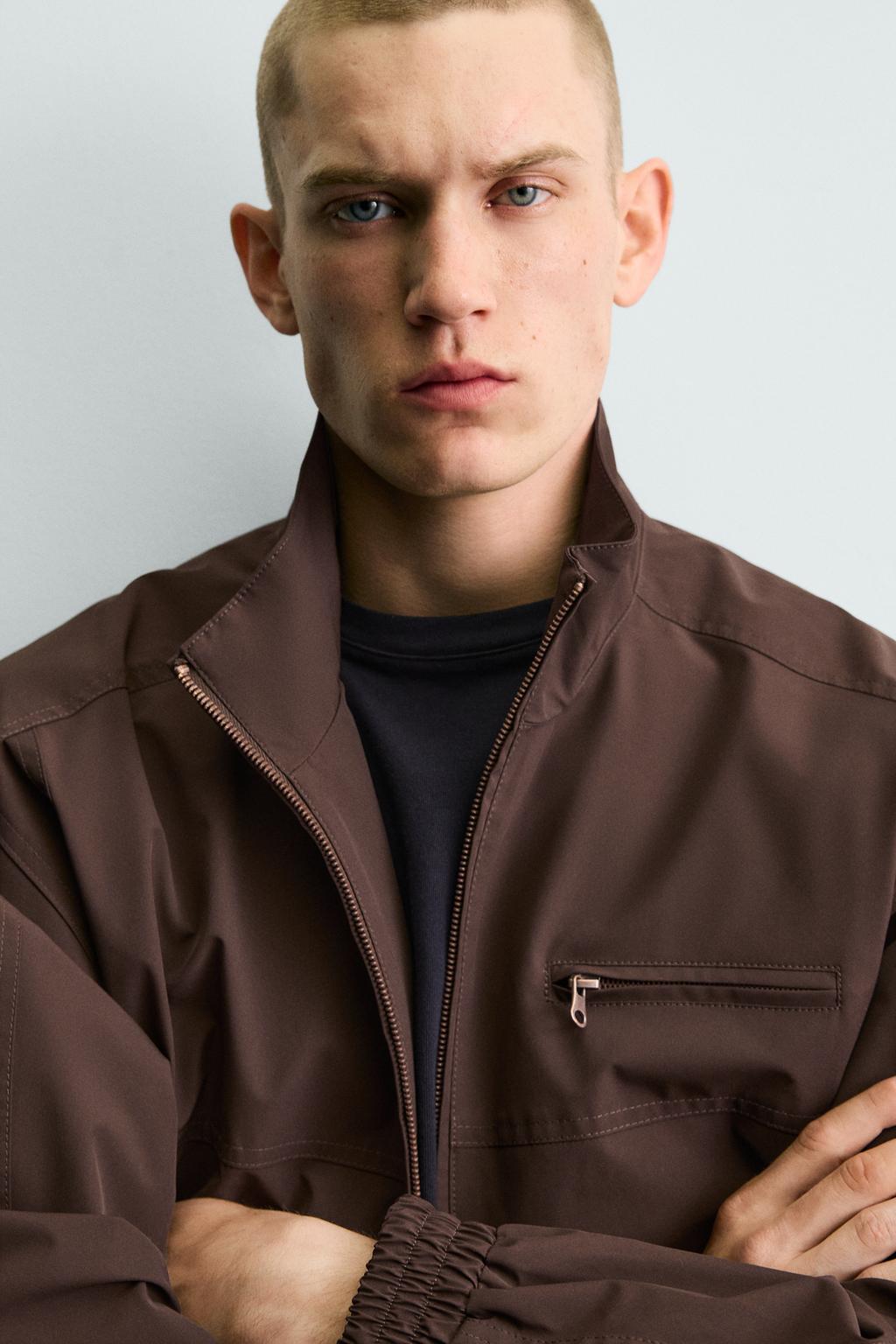 КУРТКА  ИЗ ВЫСОКОТЕХНОЛОГИЧНОЙ ТКАНИ 