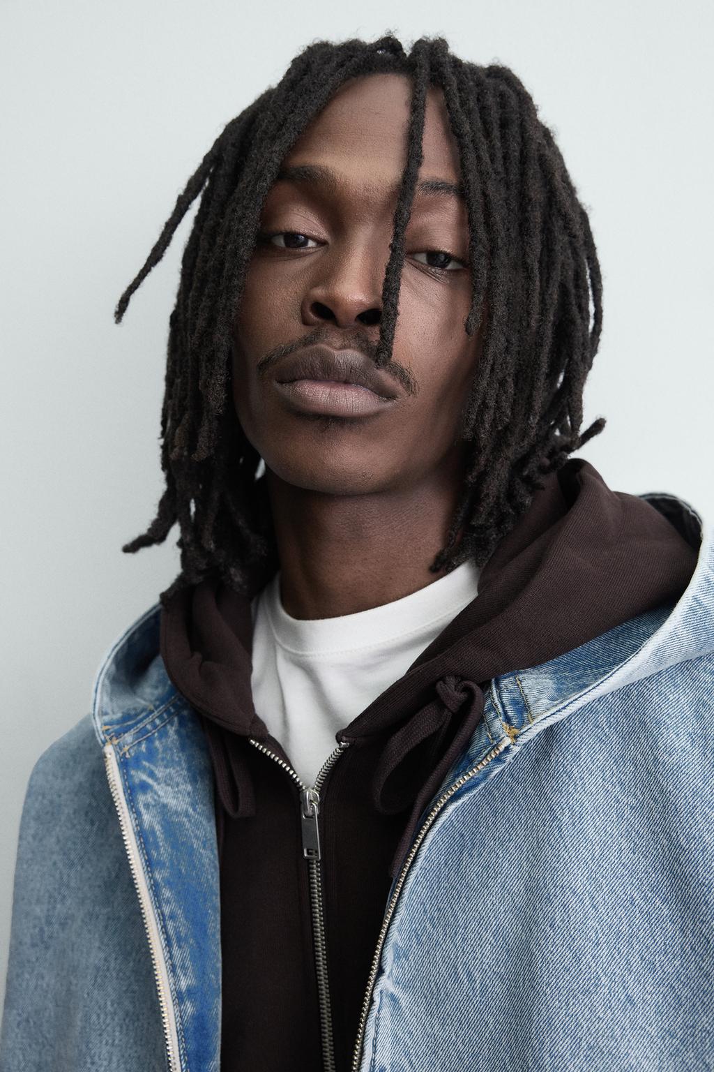 КУРТКА С КАПЮШОНОМ И ЭФФЕКТОМ ПОТЕРТОСТИ