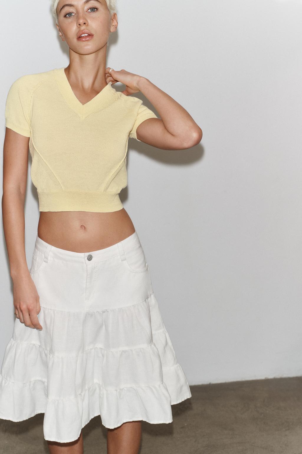 УКОРОЧЕННЫЙ ТОП С V-ОБРАЗНЫМ ВЫРЕЗОМ