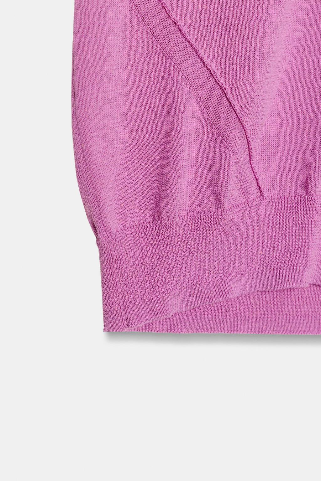 ТОП С КОРОТКИМИ РУКАВАМИ И V-ОБРАЗНЫМ ВЫРЕЗОМ