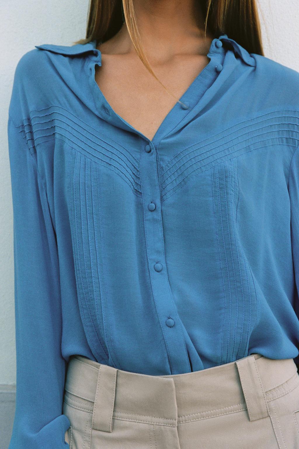 РУБАШКА СТРУЯЩЕГОСЯ КРОЯ СО СБОРКАМИ