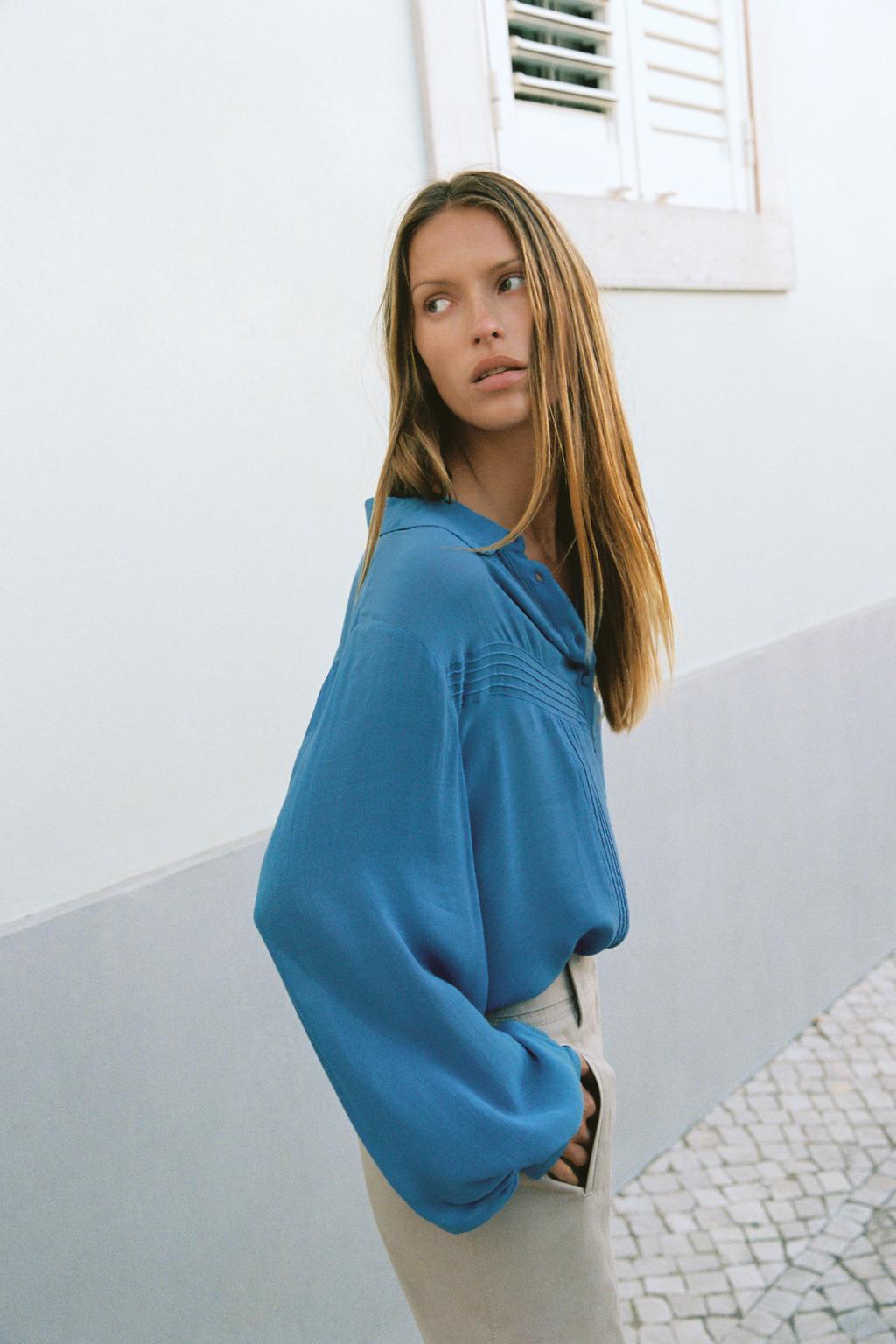 РУБАШКА СТРУЯЩЕГОСЯ КРОЯ СО СБОРКАМИ