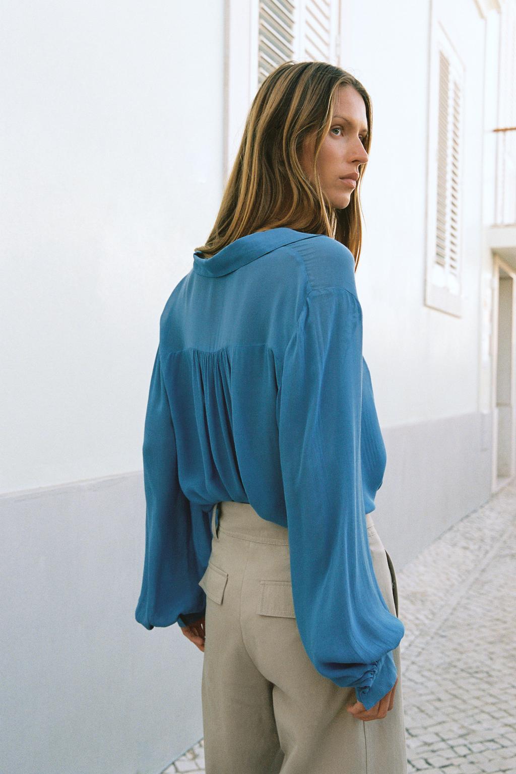 РУБАШКА СТРУЯЩЕГОСЯ КРОЯ СО СБОРКАМИ