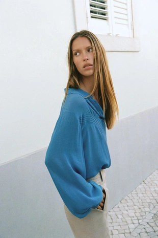 Рубашка струящегося кроя со сборками- Заказать в России