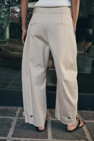 Брюки чинос с хлястиками — коллекция Zara «Zw»- Заказать в России