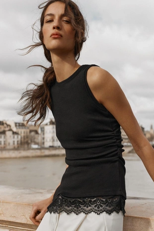 Топ с драпировкой и кружевом