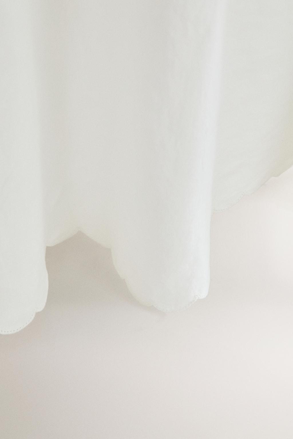 Льняная занавеска с отделкой кружевным краем