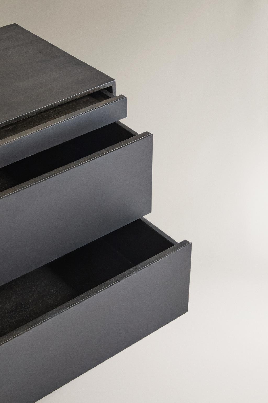 Темный деревянный прикроватный столик из металла