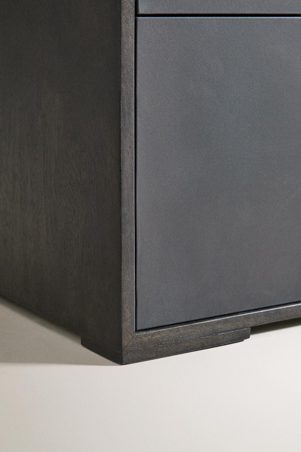 Темный деревянный прикроватный столик из металла