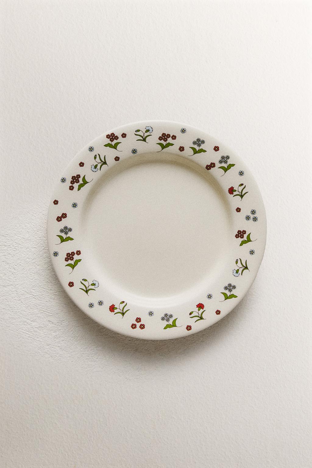 Детская фарфоровая тарелка с цветочным узором