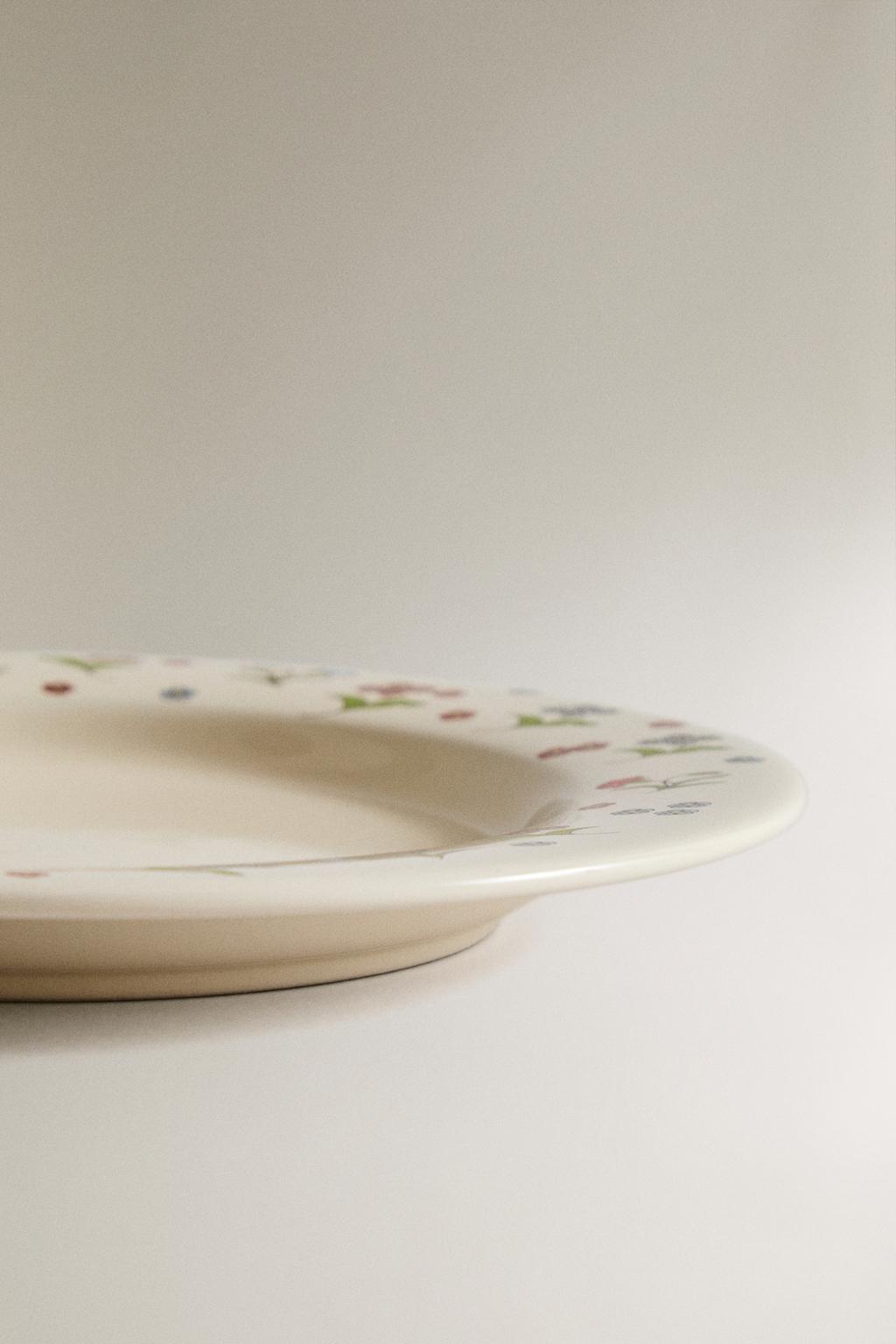 Детская фарфоровая тарелка с цветочным узором