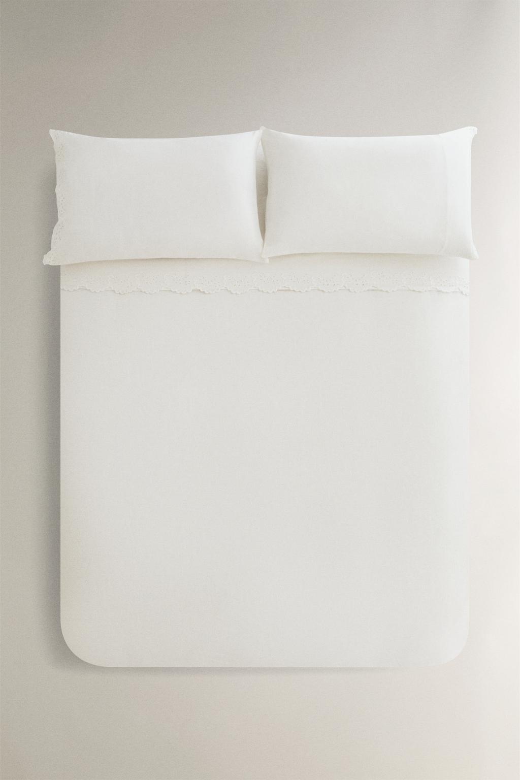 Покрывало с вышивкой и оборкой