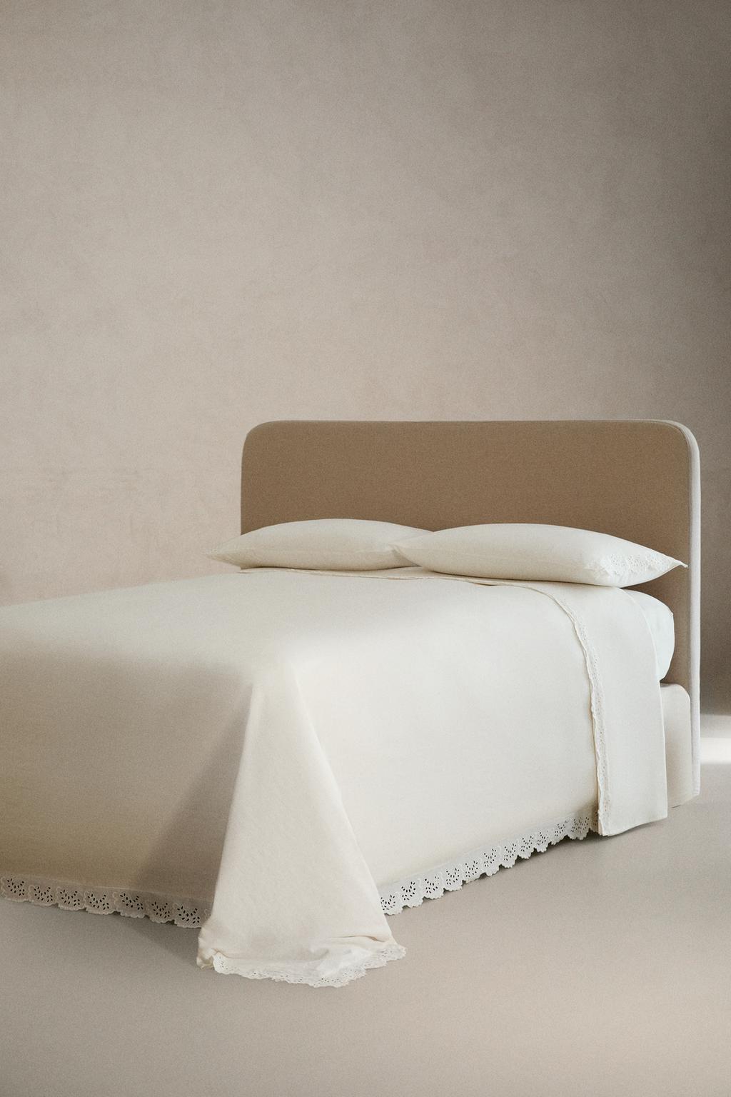 Покрывало с вышивкой и оборкой