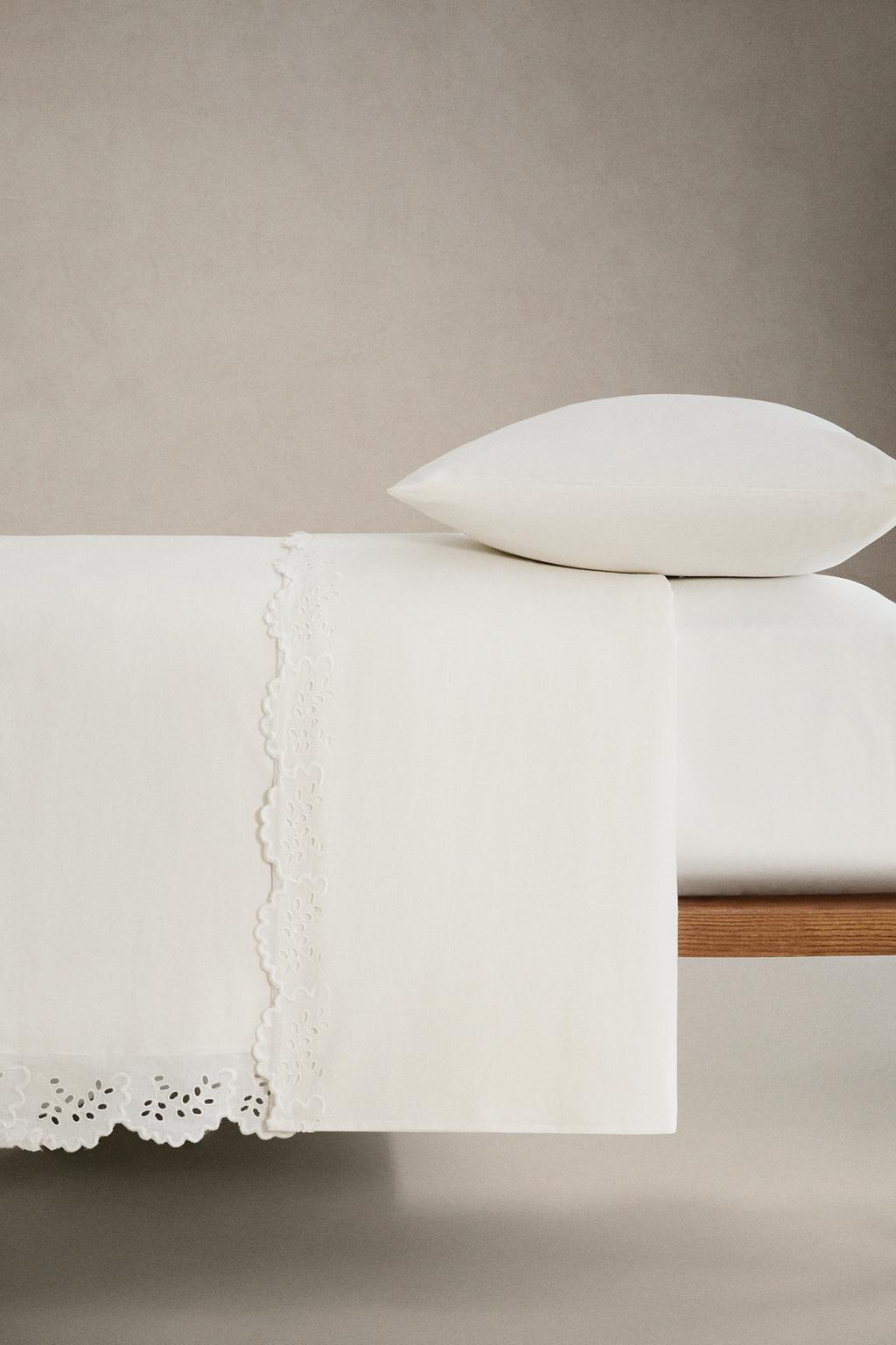 Покрывало с вышивкой и оборкой