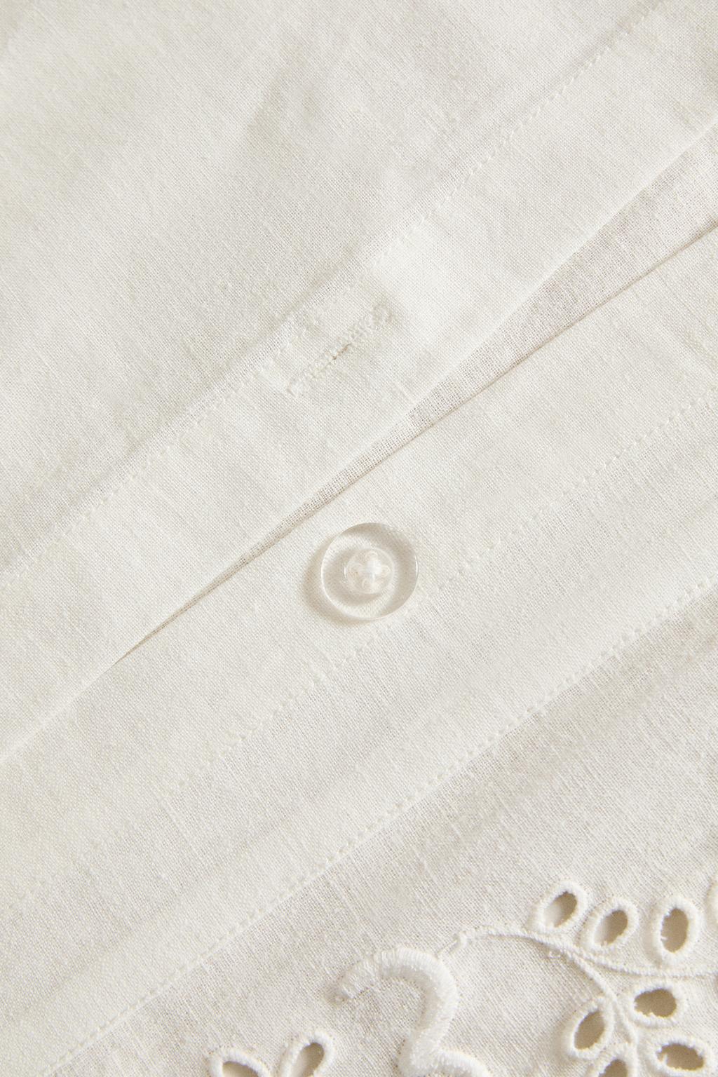 Покрывало с вышивкой и оборкой