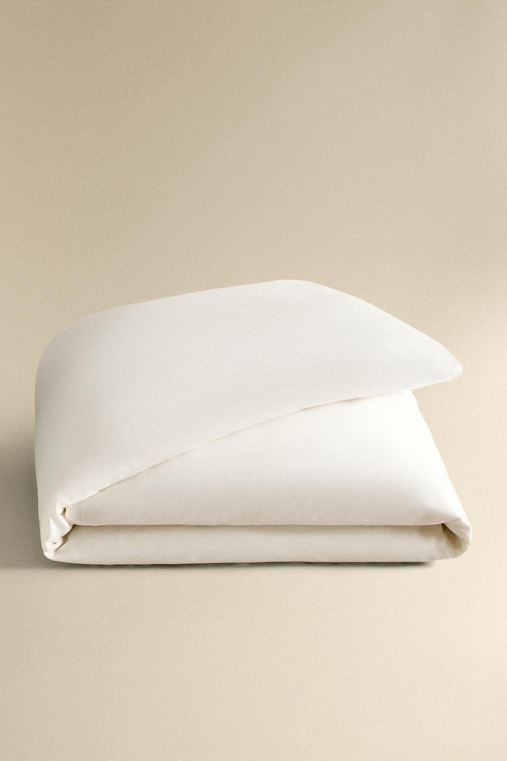 Покрывало с вышивкой и оборкой