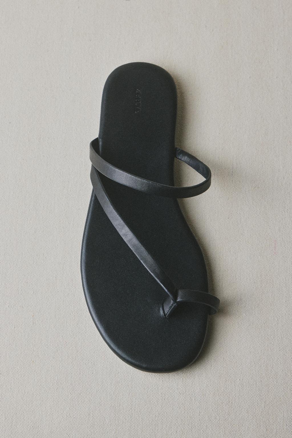 Сандалии из натуральной кожи на плоской подошве