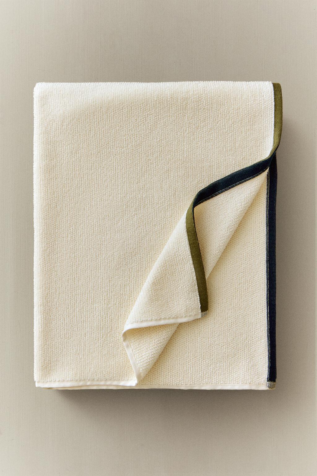 Полотенце для ванны с рельефным узором и контрастным краем