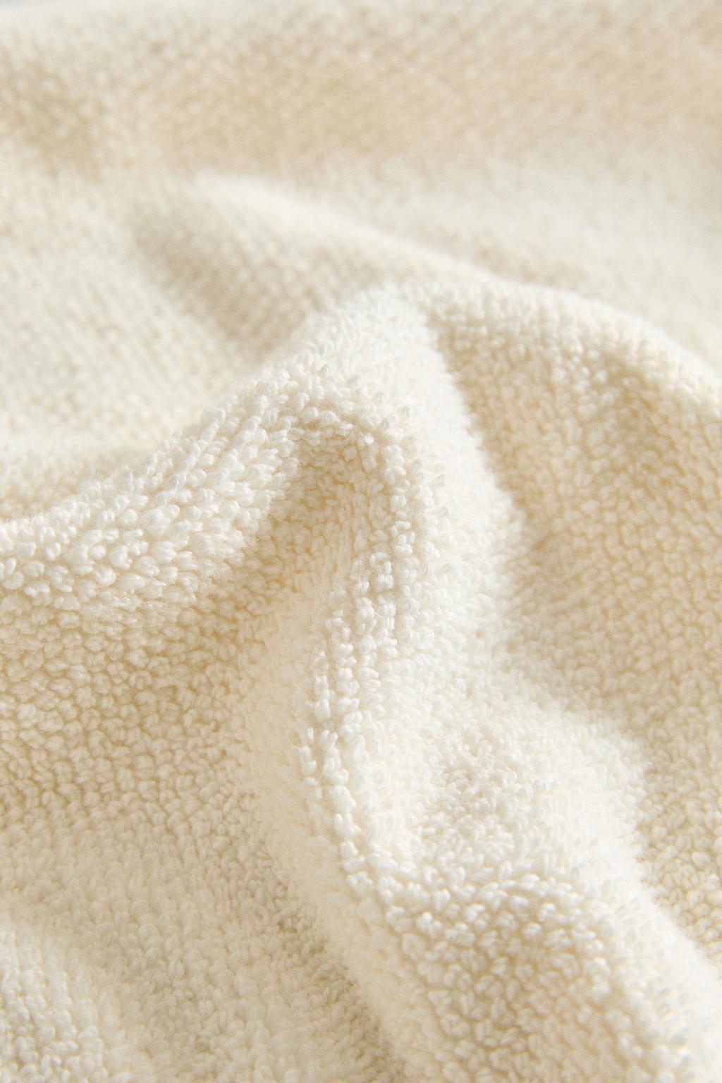 Полотенце для ванны с рельефным узором и контрастным краем