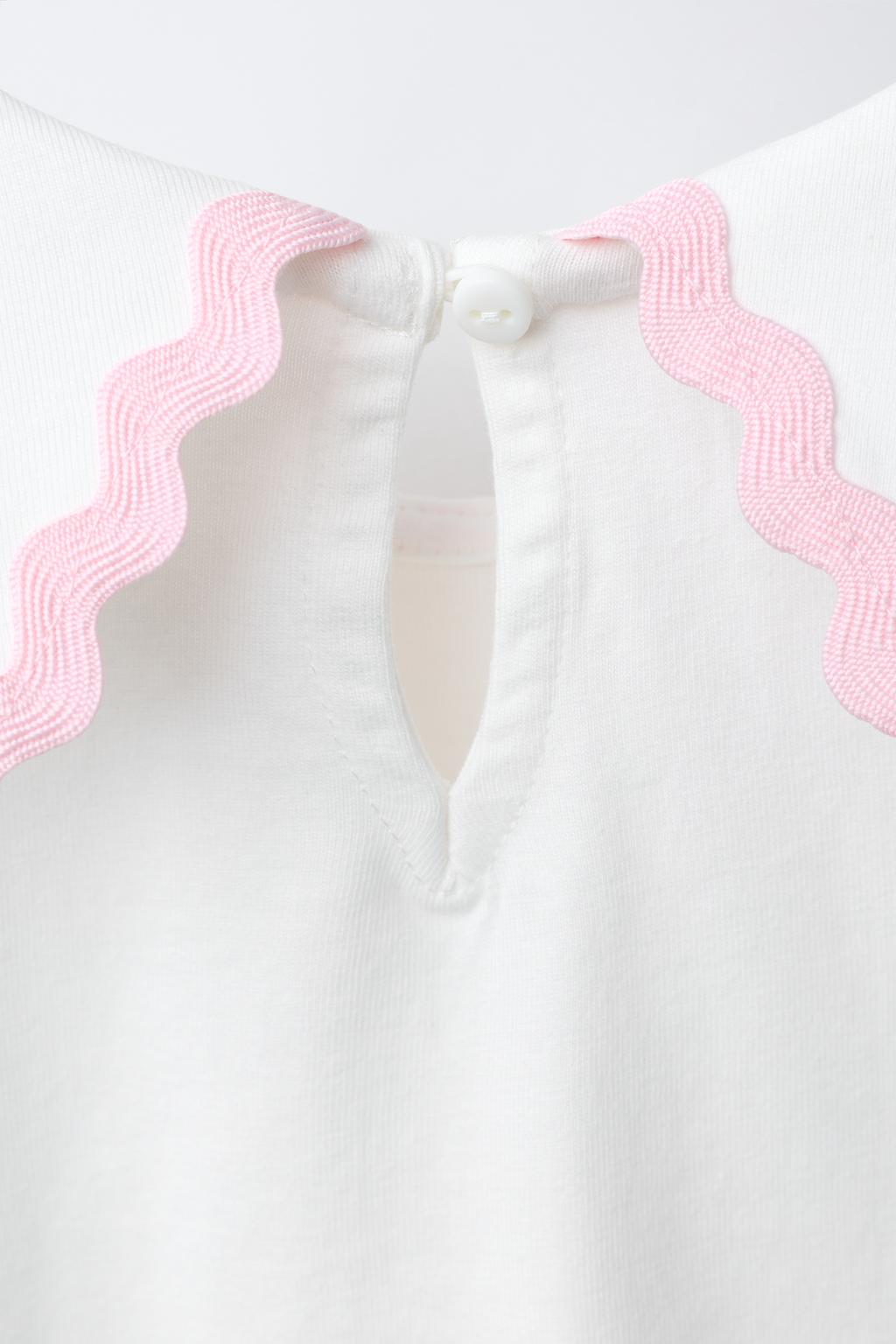 ФУТБОЛКА С ВОЛНИСТЫМ ОТЛОЖНЫМ ВОРОТНИКОМ