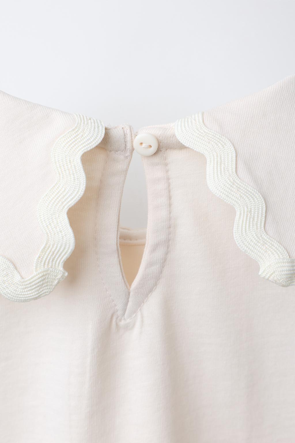 ФУТБОЛКА С ВОЛНИСТЫМ ВОРОТНИКОМ