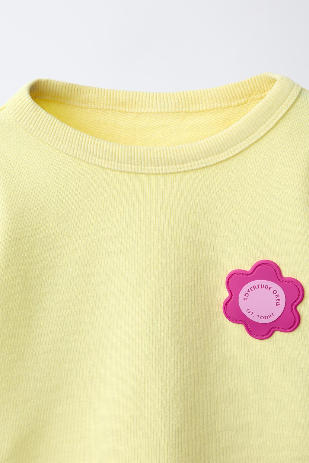 КОМПЛЕКТ ИЗ ТОЛСТОВКИ И ШОРТОВ С ПРОРЕЗИНЕННЫМ ЦВЕТОМ