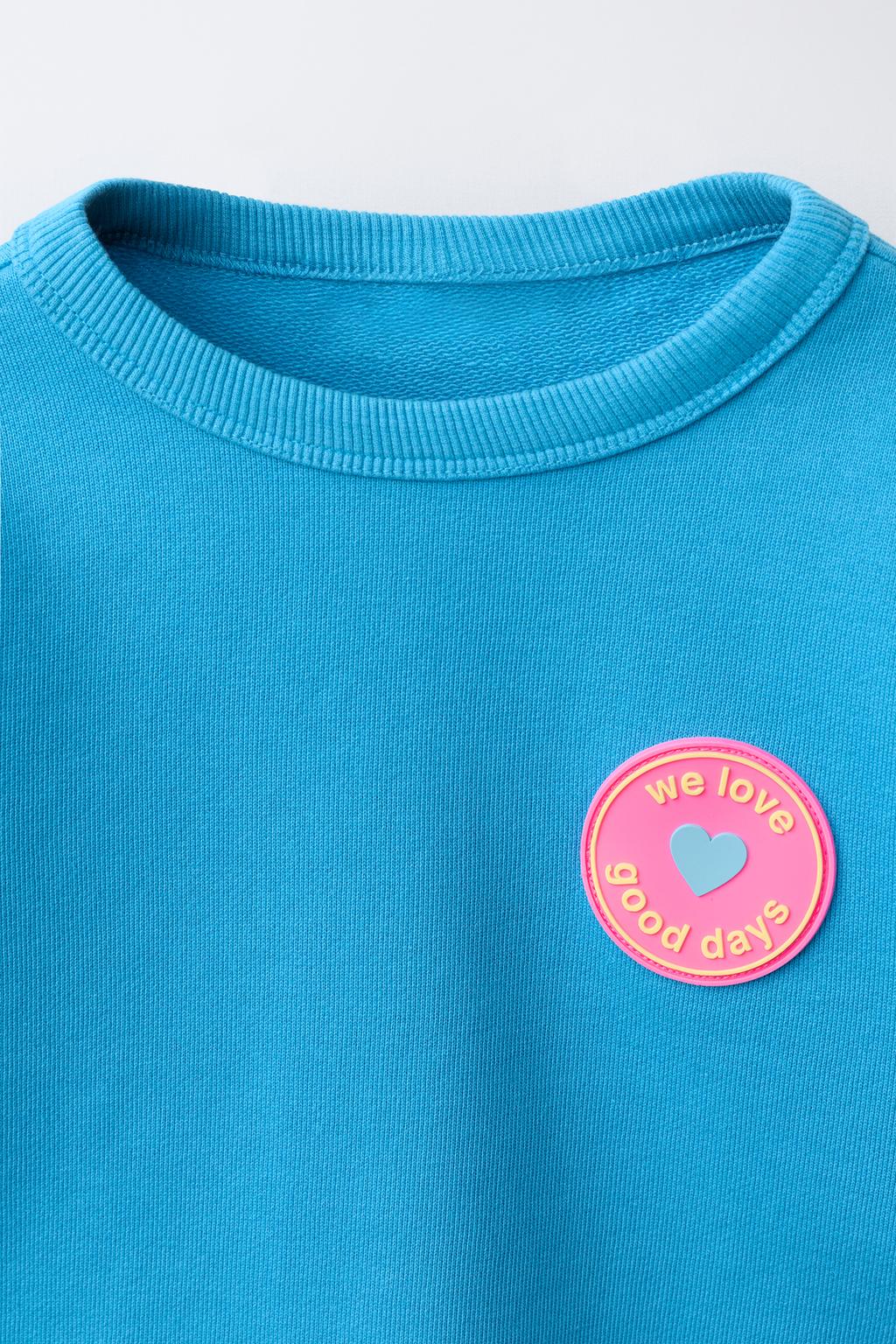 КОМПЛЕКТ ИЗ ТОЛСТОВКИ И ШОРТ С РЕЗИНОВЫМ ЦВЕТКОМ