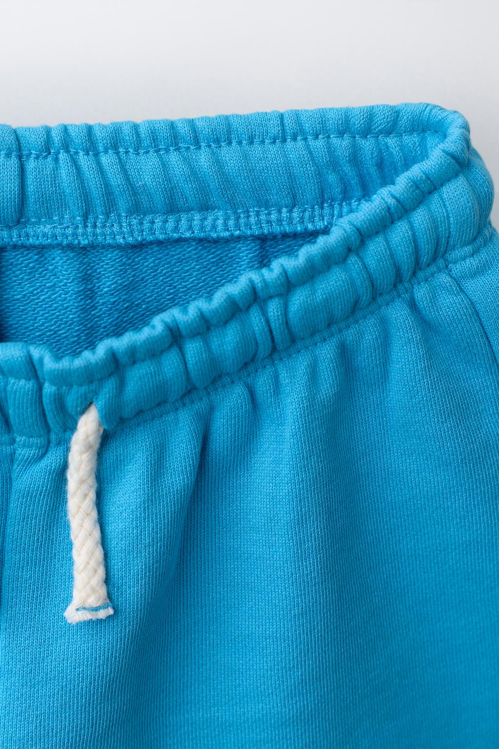 КОМПЛЕКТ ИЗ ТОЛСТОВКИ И ШОРТ С РЕЗИНОВЫМ ЦВЕТКОМ