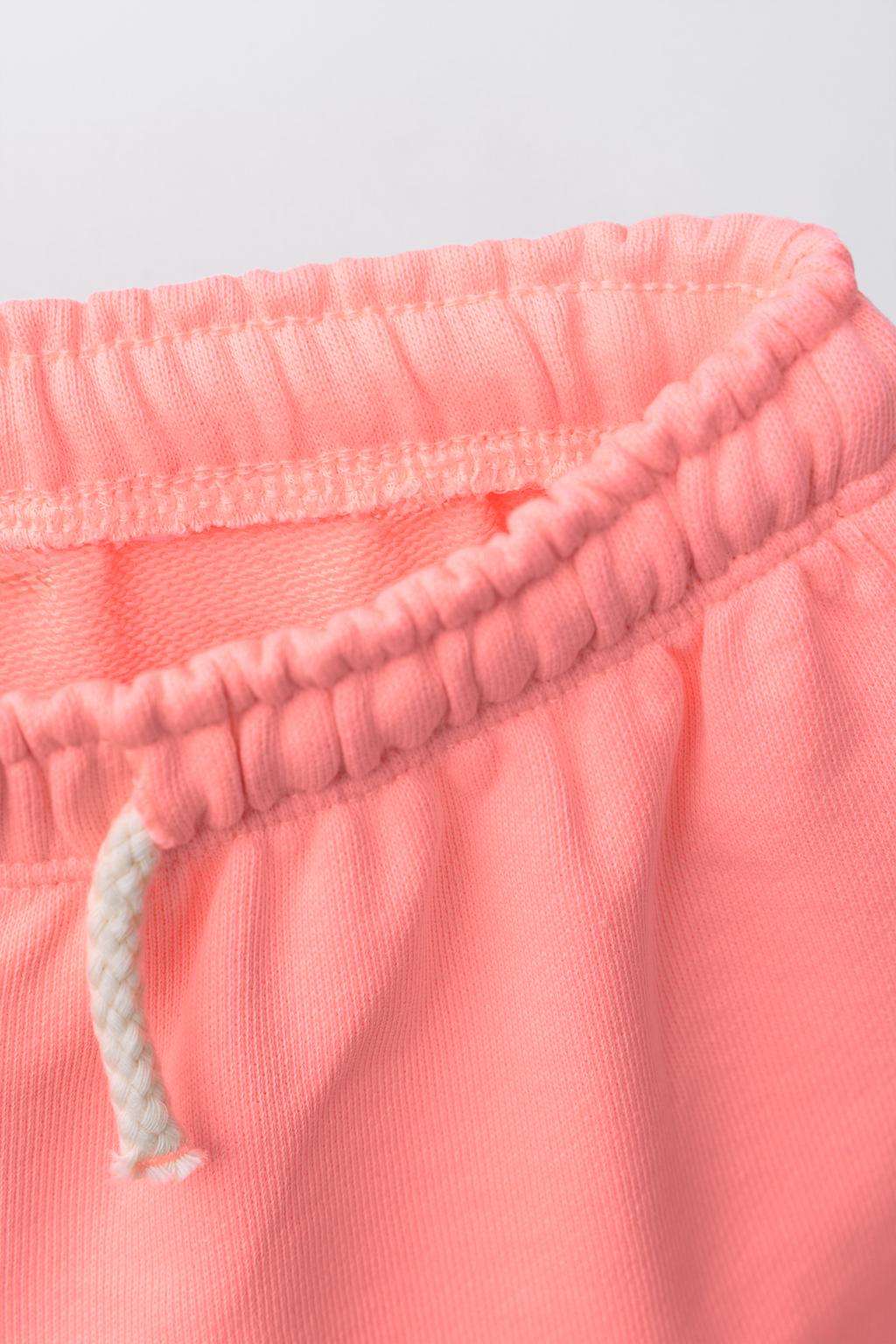 КОМПЛЕКТ ИЗ ТОЛСТОВКИ И ШОРТ С РЕЗИНОВЫМ ЦВЕТКОМ