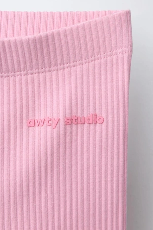 Велосипедные легинсы в рубчик с рельефной надписью