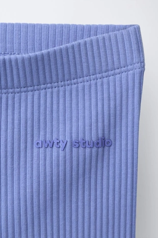 Легинсы-велосипедки в рубчик с рельефной надписью