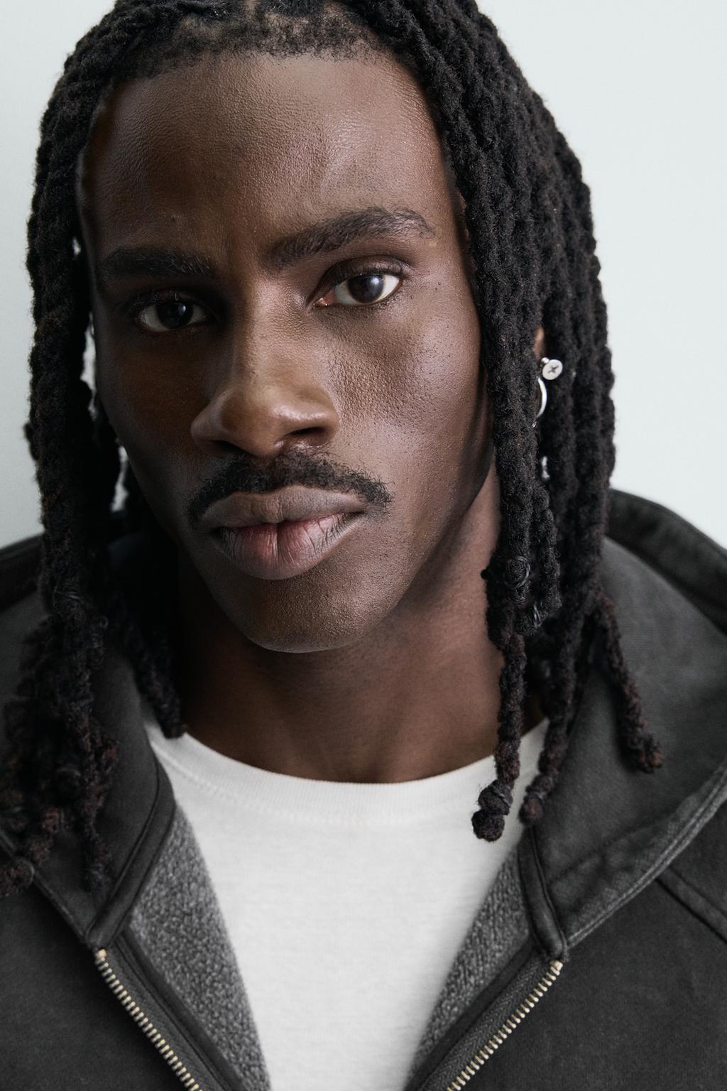 УКОРОЧЕННАЯ ТОЛСТОВКА С КАПЮШОНОМ