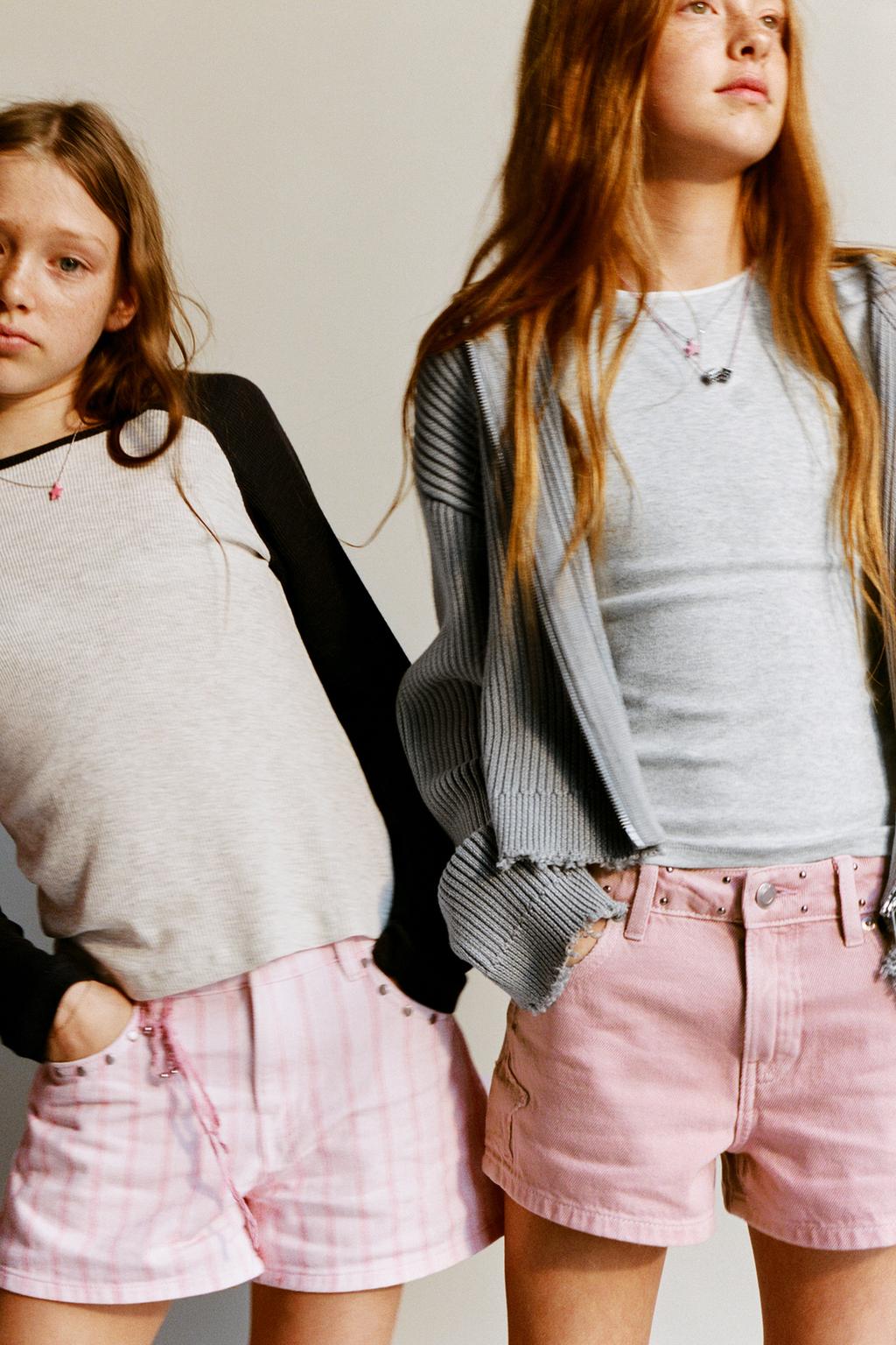 ДЖИНСОВЫЕ ШОРТЫ-БЕРМУДЫ С ЗАКЛЕПКАМИ И НАШИВКАМИ-ЗВЕЗДАМИ