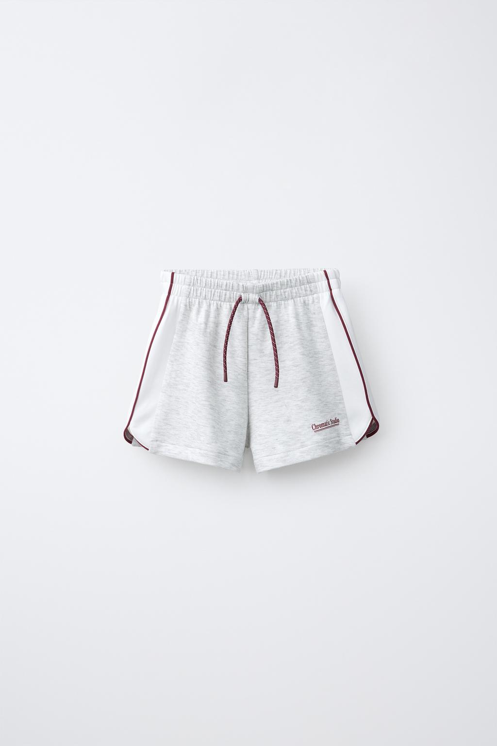 СПОРТИВНЫЕ ШОРТЫ-БЕРМУДЫ С КОНТРАСТНЫМИ ЭЛЕМЕНТАМИ