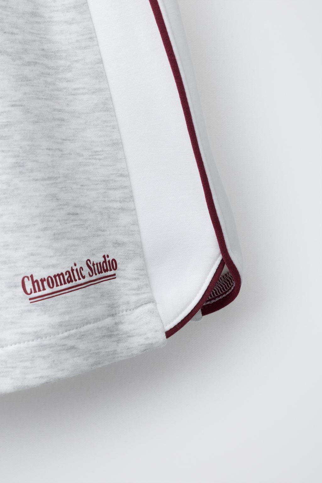 СПОРТИВНЫЕ ШОРТЫ-БЕРМУДЫ С КОНТРАСТНЫМИ ЭЛЕМЕНТАМИ