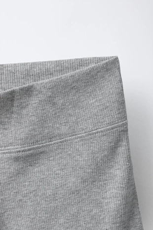 Короткие легинсы в рубчик