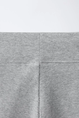 Короткие легинсы в рубчик