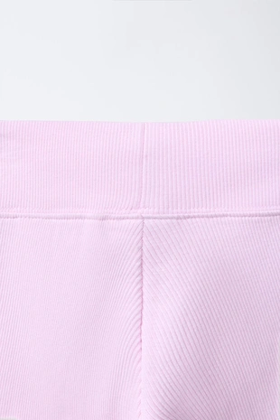 Короткие легинсы в рубчик